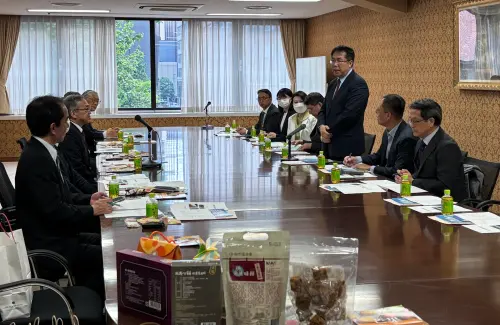 ▲黃偉哲向空知日台親善協會介紹臺南物產。(圖/南市府提供) ▲黃偉哲向空知日台親善協會介紹臺南物產。(圖/南市府提供)