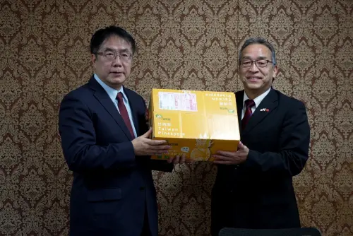 ▲黃偉哲贈送鳳梨給空知日台親善協會副會長仁志正樹。(圖/南市府提供) ▲黃偉哲贈送鳳梨給空知日台親善協會副會長仁志正樹。(圖/南市府提供)