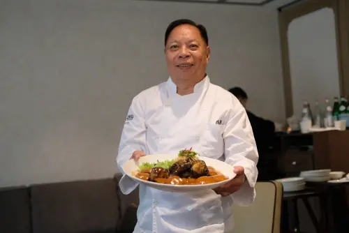 ▲朧粵的廚藝總監簡捷明擁有60年餐飲資歷，他說不僅台灣人會吃鱷魚肉滋補，香港人同樣會吃。（圖／記者葉盛耀攝）