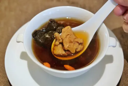 ▲「三十年老菜脯燉鱷魚」滋味清雅回甘，毫無雜味。（圖／記者葉盛耀攝）