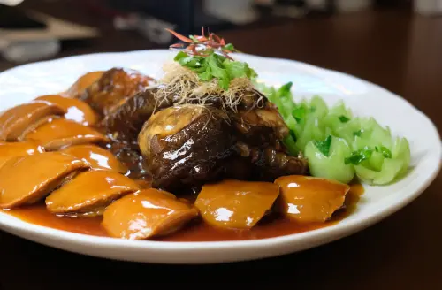 ▲「紅燒鮑魚鱷魚掌」將珍貴的鮑魚搭佐鱷魚掌，吃起來富有膠質。（圖／記者葉盛耀攝）