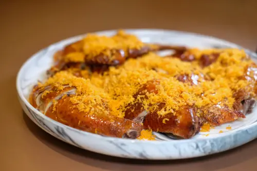 ▲「黃酒奶油風沙雞」上頭有炸到金黃的蒜酥。（圖／記者葉盛耀攝）