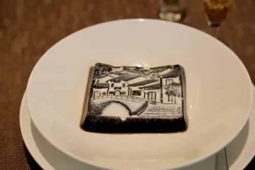 ▲龜苓膏上頭有特殊圖案，吃起來也頗有趣。（圖／記者葉盛耀攝）