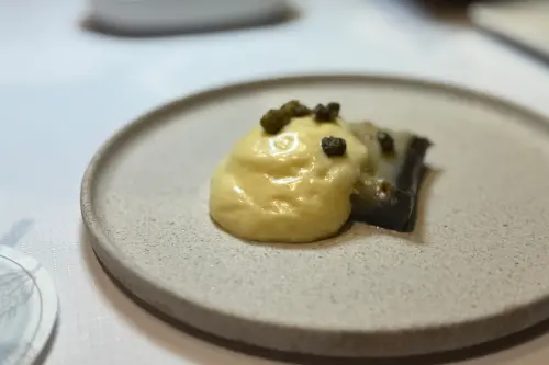 ▲「岩霧」以茄子代表岩石，搭配上猶如晨霧般的檸檬奶油醬。（圖／記者葉盛耀攝）