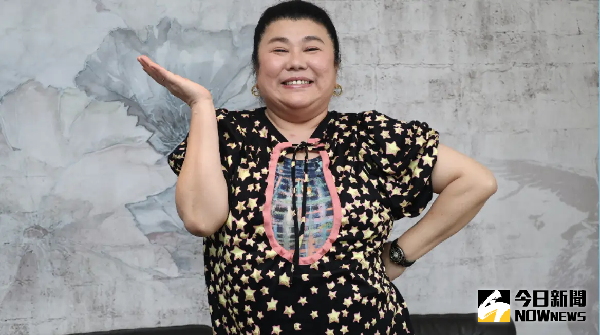 ▲林美秀（如圖）以個人台語專輯《LADY PUM PUM》入圍第36屆金曲獎台語歌后獎項，今（10）日她出席媒體餐敘，透露典禮當天強碰舞台劇公演，只能飲恨缺席盛會，此外，她也爆料入圍名單公布前夕，彭佳慧及許富凱紛紛催促著她「趕快po歌！」如今果真受到評審青睞。（圖／記者陳明安攝影）