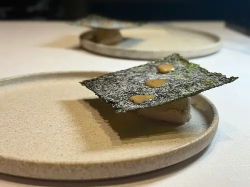 ▲「葉影」底下是黑蒜味噌口味的冰淇淋與榛果醬，上頭是撒上米麴粉的海苔。（圖／記者葉盛耀攝）