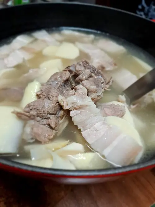 ▲怕竹筍排骨湯煮出來會苦，內行教可以加一小湯匙白米一起煮，這樣煮出來的湯甘甜鮮美，不會苦。（圖／廚藝公社臉書）