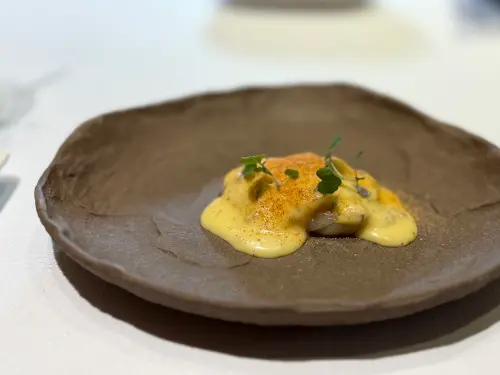 ▲「山澤」是以海道生食級干貝橫切疊放成小山丘貌，上頭有白奶油醬。（圖／記者葉盛耀攝）