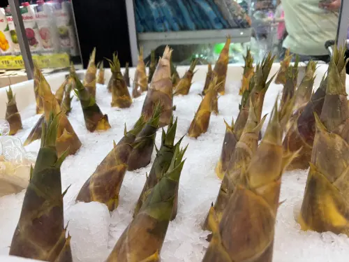 ▲綠竹筍上市了，農糧署教「白、彎、短、肥」4字訣，挑出鮮嫩甜脆的好竹筍。（圖／記者徐銘穗攝）