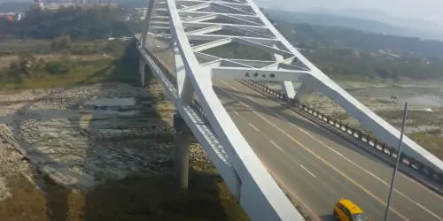 ▲大溪的崁津大橋雖然寬大又通暢，但主要是供給前往拉拉山的遊客使用，出口處已經是在大溪市區尾端。（圖／GoogleMaps）