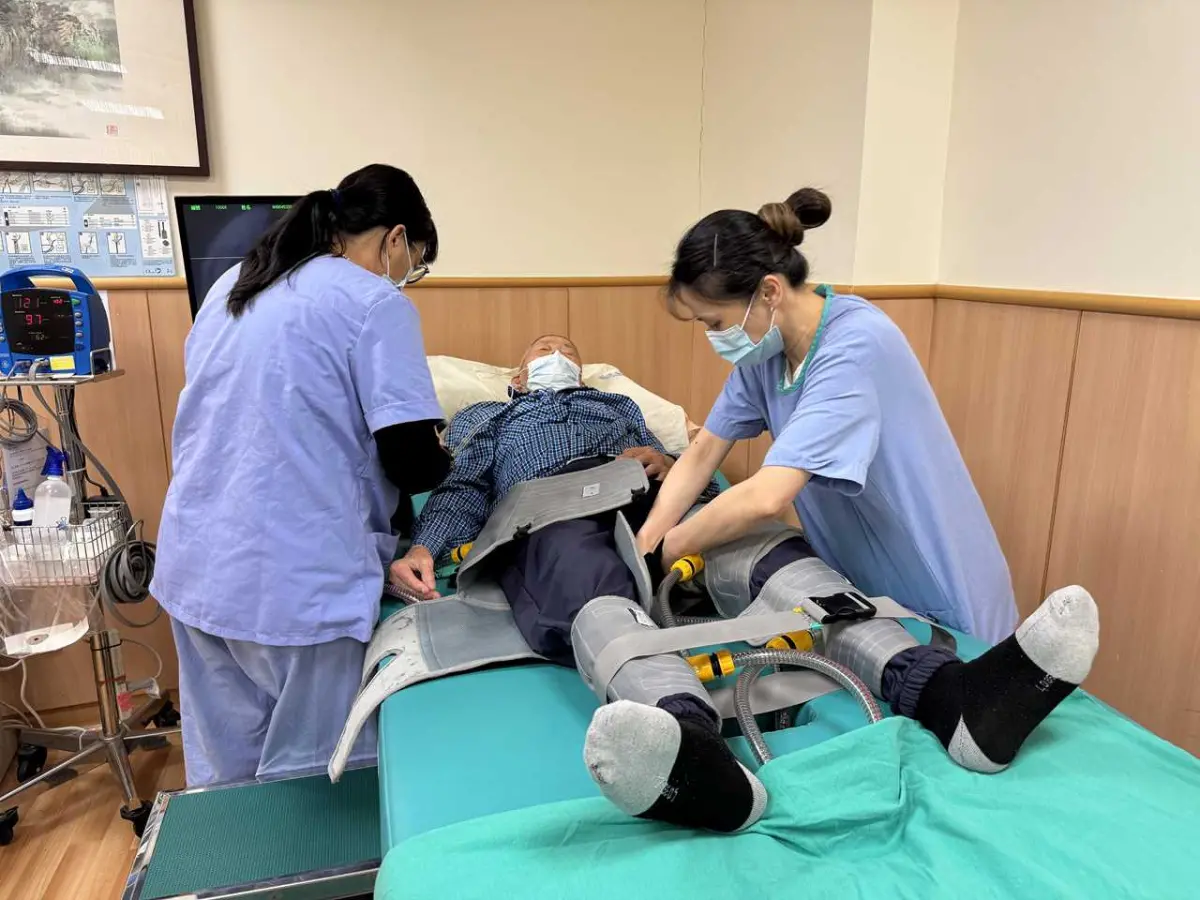 ▲EECP屬非侵入性療法，透過氣囊加壓輔助血液循環，適合高齡心臟病患者。（圖／台中慈院提供）