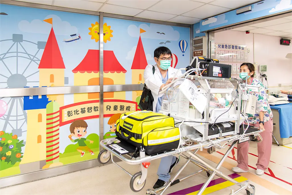 ▲彰基兒童醫院接獲雲林地區醫院通報後，兒童重症科立刻派團隊攜設備將小盈安全轉送到院。（示意圖，非當事人／彰基提供）