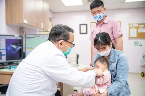 ▲小盈的父親（站立者）說孩子現在很健康，回診後已不用服藥，全家都感謝彰基的付出。（圖／彰基提供）