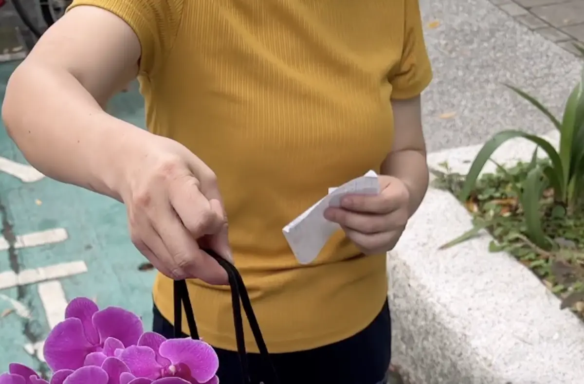 ▲一名周姓網友分享，日前走在路上時突然遇到婦人拉住他，還要求他幫忙拿「蘭花」，機警的他擔心遇到詐騙，當下開啟錄影自保。（圖／網友「@chou_chou27」授權翻攝）