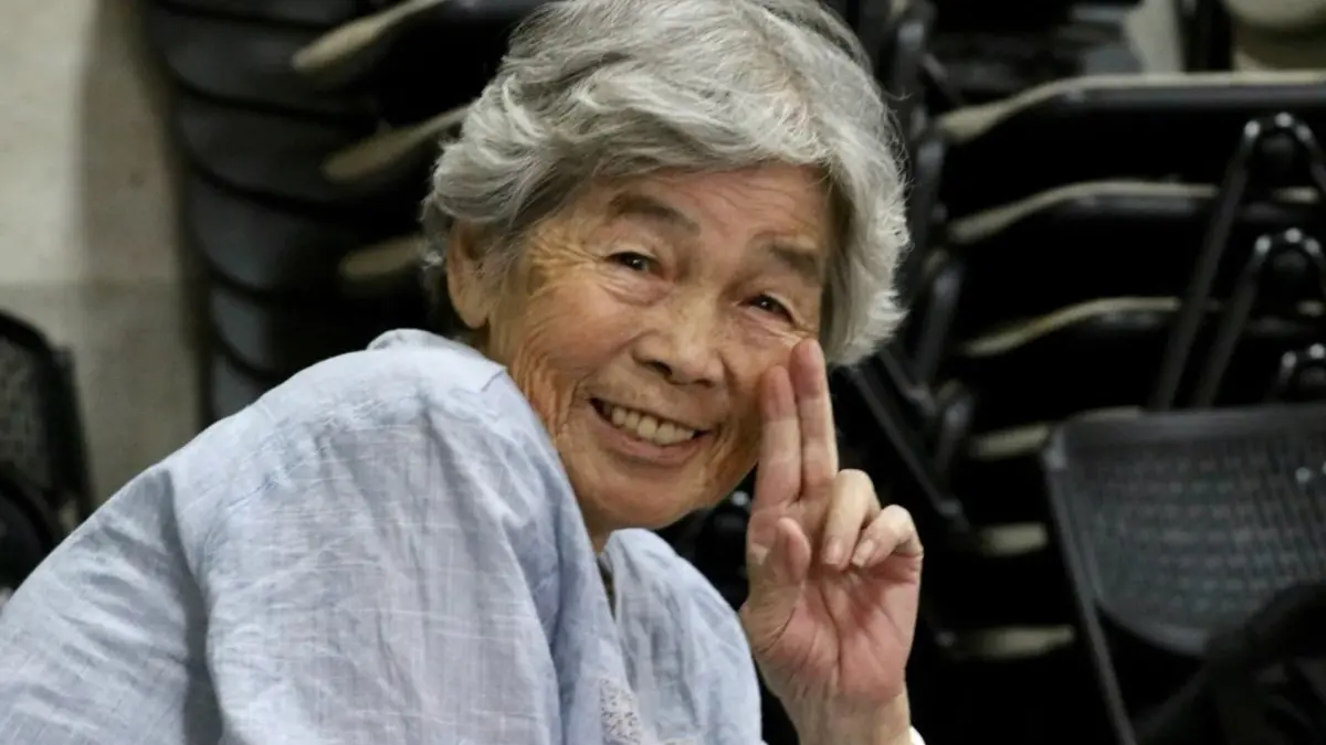 ▲「日本最強自拍婆婆」攝影師西本喜美子，於昨（9）日離世，享耆壽97歲，她從72歲開始接觸攝影，靠著搞笑無厘頭照片紅遍全網，死訊曝光後，讓粉絲超難過。（圖／西本喜美子IG）