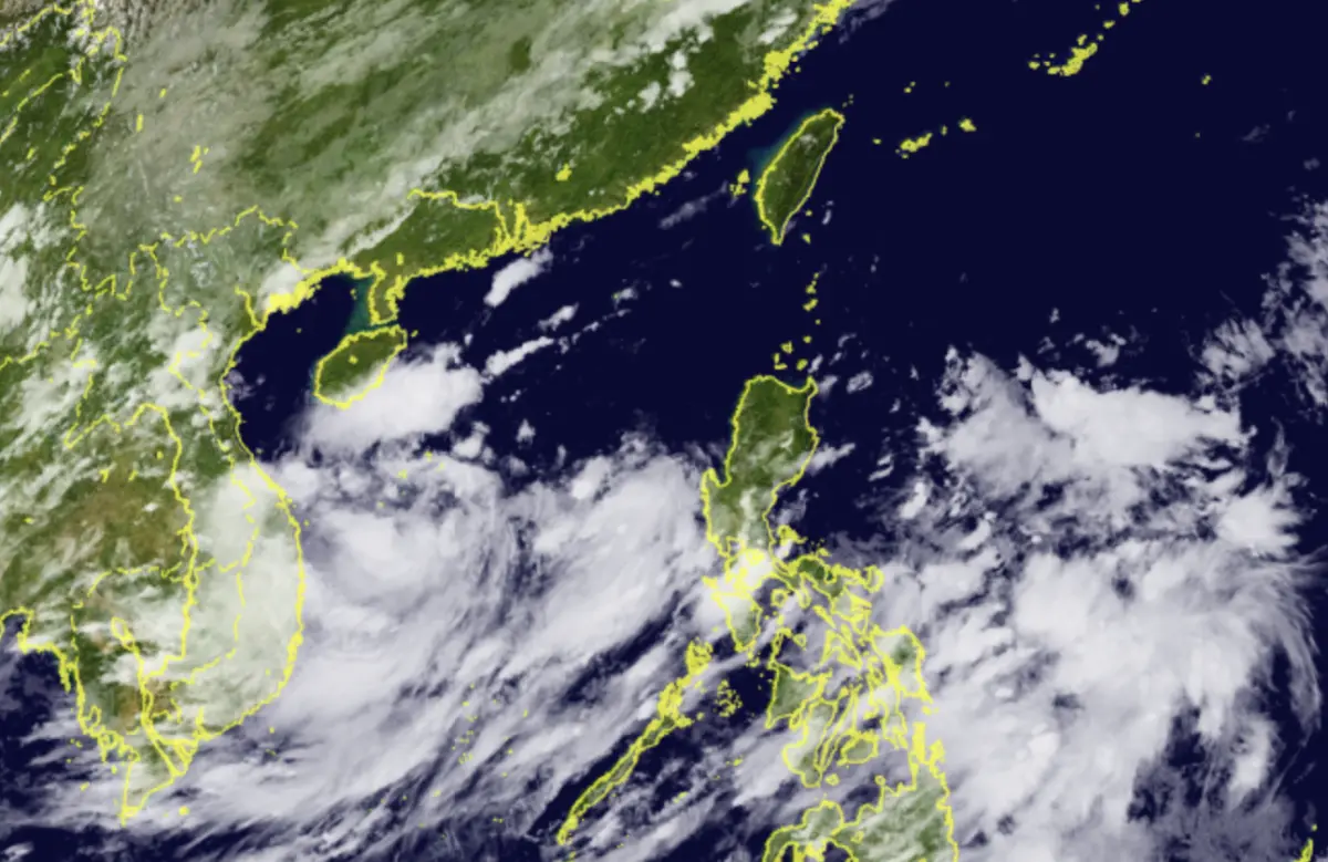 ▲南海的「熱帶性低氣壓」，最快週三成為「蝴蝶颱風」，外圍環流將替台灣帶來風雨影響。（圖／翻攝向日葵8號衛星）