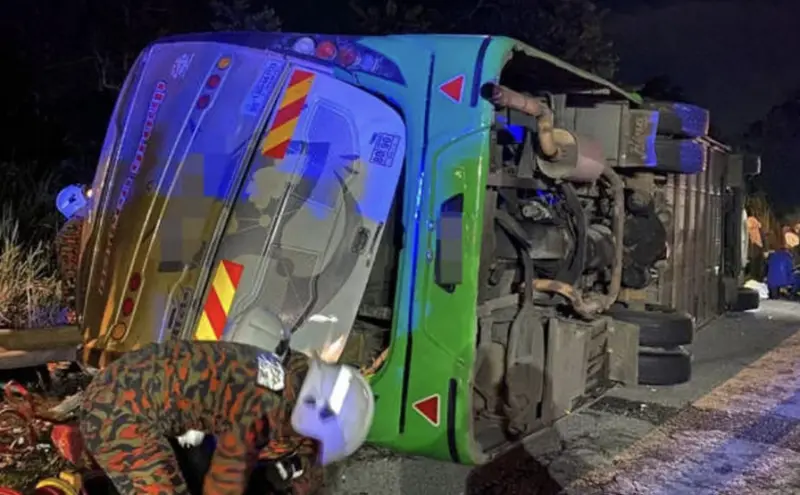 ▲馬來西亞發生一起巴士翻覆意外，導致15死、33傷。（圖／翻攝自聯合早報）