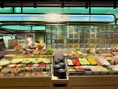 日賺上億元!王品捨千萬營收店開「新餐廳接替初瓦」:西門町吃到飽 ▲「原燒 日式燒肉」西門店自助吧選擇超多。(圖/記者蕭涵云攝)