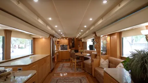 ▲威爾史密斯的超豪華行動豪宅，內裝超奢華。（圖／翻攝自Enes Yilmazer YouTube）