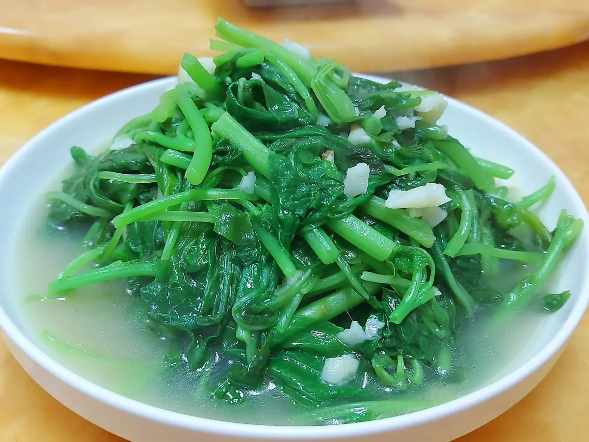 ▲莧菜怎麼炒才能像外面餐廳煮的那樣軟嫩好吃？農糧署分享3訣竅，炒出比餐廳更好吃、超下飯的莧菜。（圖／家常菜臉書）