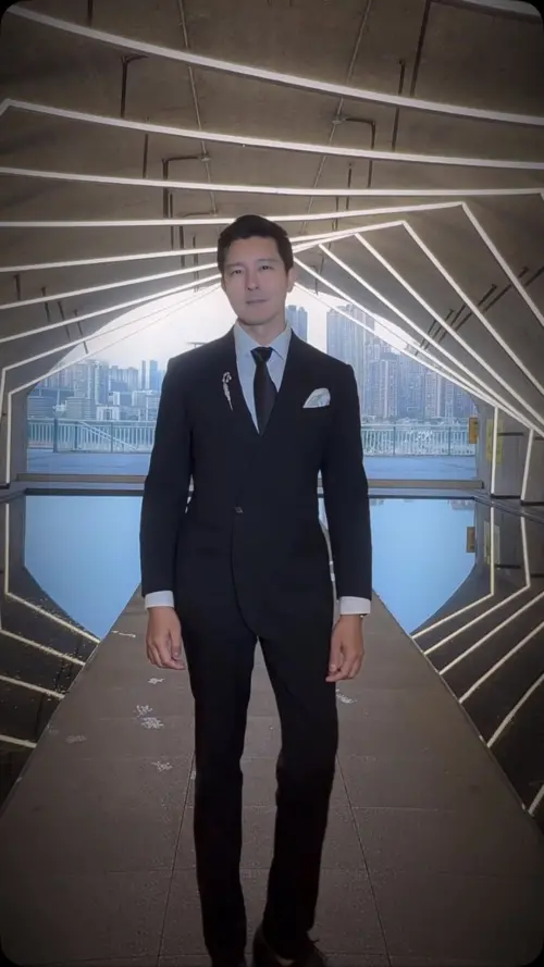 ▲48歲新加坡男星立威廉（如圖）身材、臉蛋保持如20年前《綠光森林》一樣，讓不少粉絲直呼：「又一個吃小孩長大的藝人。」（圖／翻攝自立威廉IG）