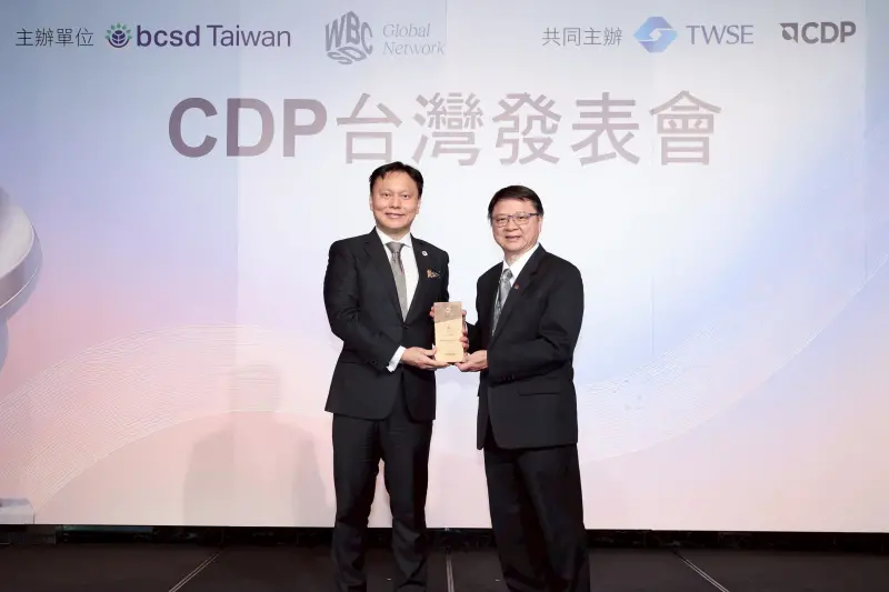 ▲CDP與企業永續發展協會攜手臺灣證券交易所舉辦「CDP台灣發表會暨頒獎典禮」，獲得公開表揚信義房屋獲氣候項目最高A級評等，由信義房屋倫理長楊百川（右一）代表領獎。（圖／信義房屋）