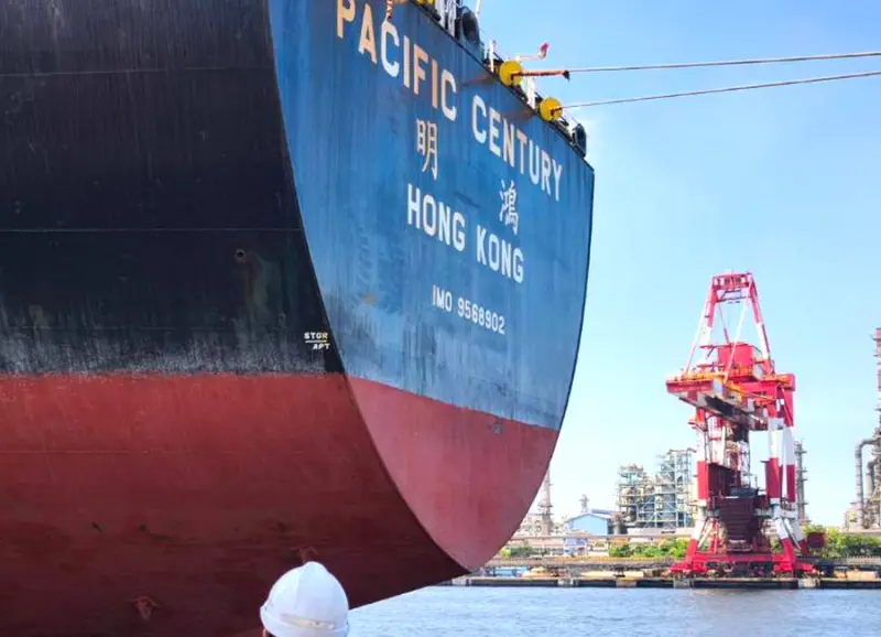 ▲香港籍明鴻號散裝貨輪由高雄港出港擦撞89號碼頭，致台船8號工作船沉沒，至於肇事責任，正由台灣港務公司與交通部航港局南部航務中心依權責調查處理中。(圖／高雄港務分公司提供)