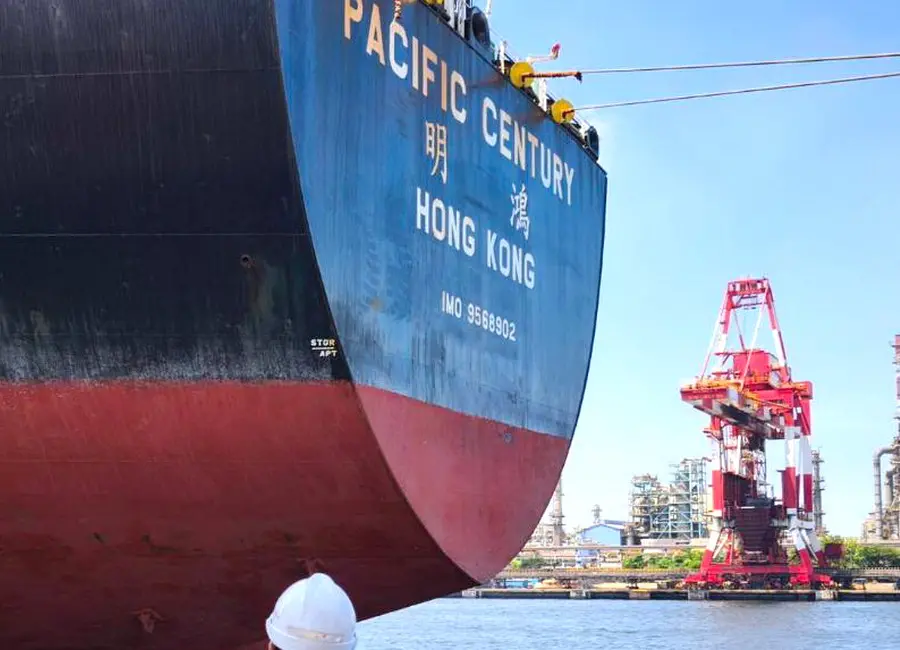 ▲香港籍明鴻號散裝貨輪由高雄港出港擦撞89號碼頭，致台船8號工作船沉沒，至於肇事責任，正由台灣港務公司與交通部航港局南部航務中心依權責調查處理中。(圖／高雄港務分公司提供)