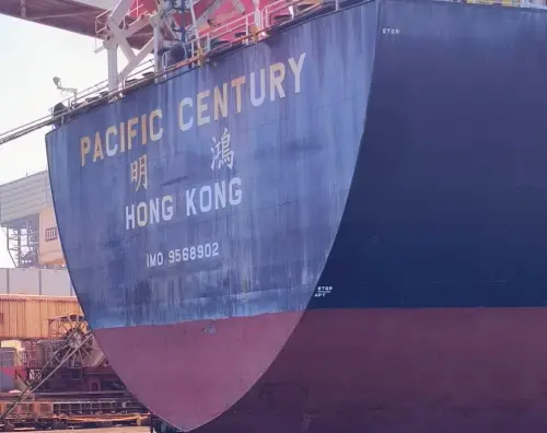 ▲香港籍明鴻號散裝貨輪由高雄港出港擦撞89號碼頭，致台船8號工作船沉沒。(圖／高雄港務分公司提供)