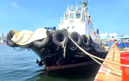 ▲香港籍明鴻號散裝貨輪由高雄港出港擦撞89號碼頭，致台船12號拖船1條纜繩斷掉。(圖／高雄港務分公司提供)