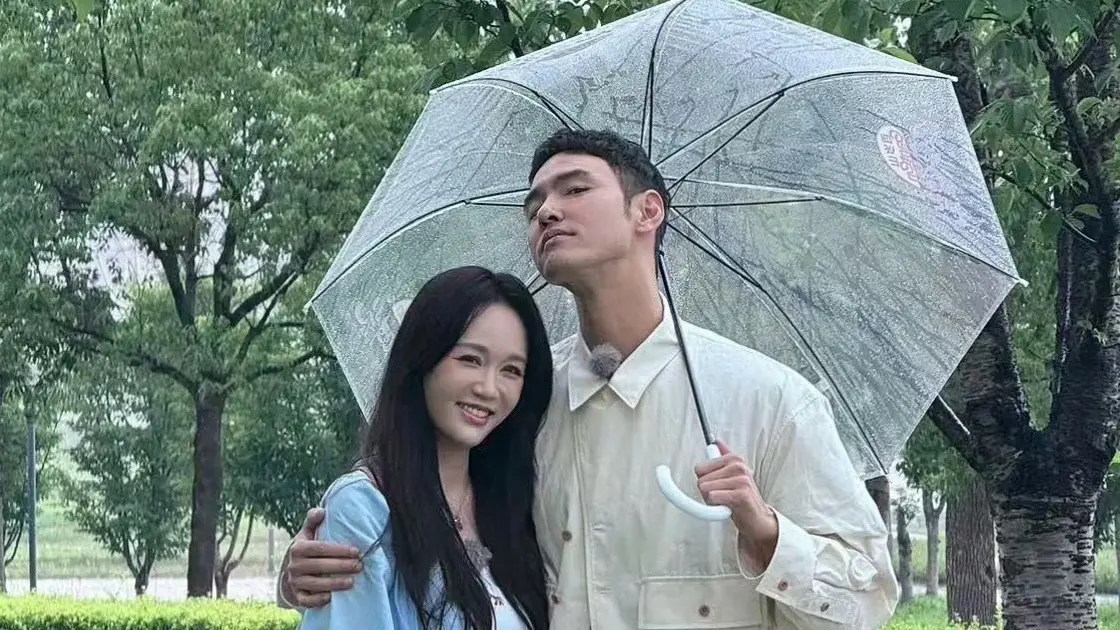 ▲阮經天（右）在《命中注定我愛你》睽違17年後，再度合體「便利貼女孩」陳喬恩，2人今（10）日被拍到雨中撐傘散步參加節目《你好時光》拍攝，讓不少粉絲直呼：「根本是最強回憶殺！」（圖／翻攝自小紅書）
