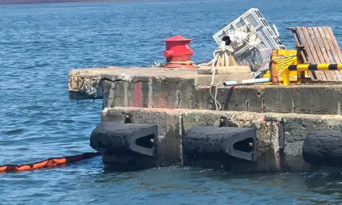 ▲香港籍明鴻號散裝貨輪由高雄港出港擦撞89號碼頭，致89號碼頭岸壁水泥局部受損及監視器塔架斷損。(圖／高雄港務分公司提供)