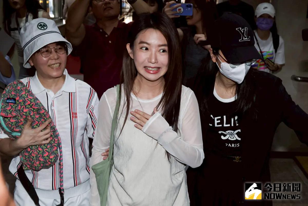 ▲藝人郭書瑤（瑤瑤）為了對社區管委會公布她撕掉欠費公告的照片而提告，現身北檢。（圖／記者朱永強攝，2025.06.10）