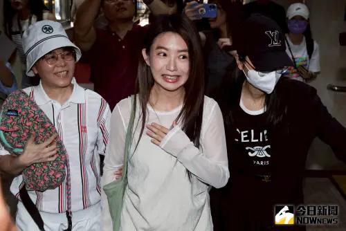 ▲郭書瑤（瑤瑤）現身北檢。（圖／記者朱永強攝）