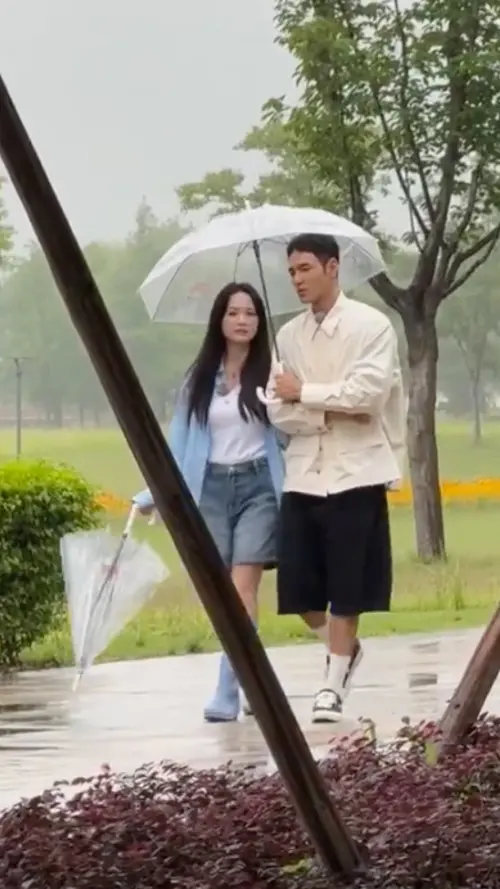 ▲阮經天（右）與陳喬恩（左）睽違17年後再度同框，讓不少粉絲十分感動。（圖／翻攝自微博）