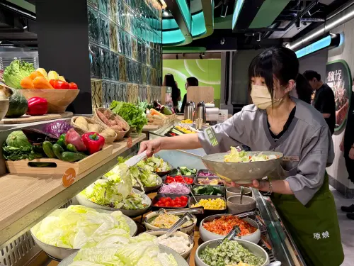 日賺上億元!王品捨千萬營收店開「新餐廳接替初瓦」:西門町吃到飽 ▲王品捨棄千萬營收大店,選「原燒 日式燒肉」進駐西門町,取代熄燈的初瓦。(圖/記者蕭涵云攝)