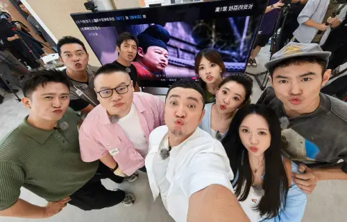 ▲《你好時光》節目主持人尼格买提（中）曬出節目嘉賓照，邀請《命中注定》螢幕情侶阮經天（右1）與陳喬恩（右2）一同上節目。（圖／翻攝自尼格買提微博）