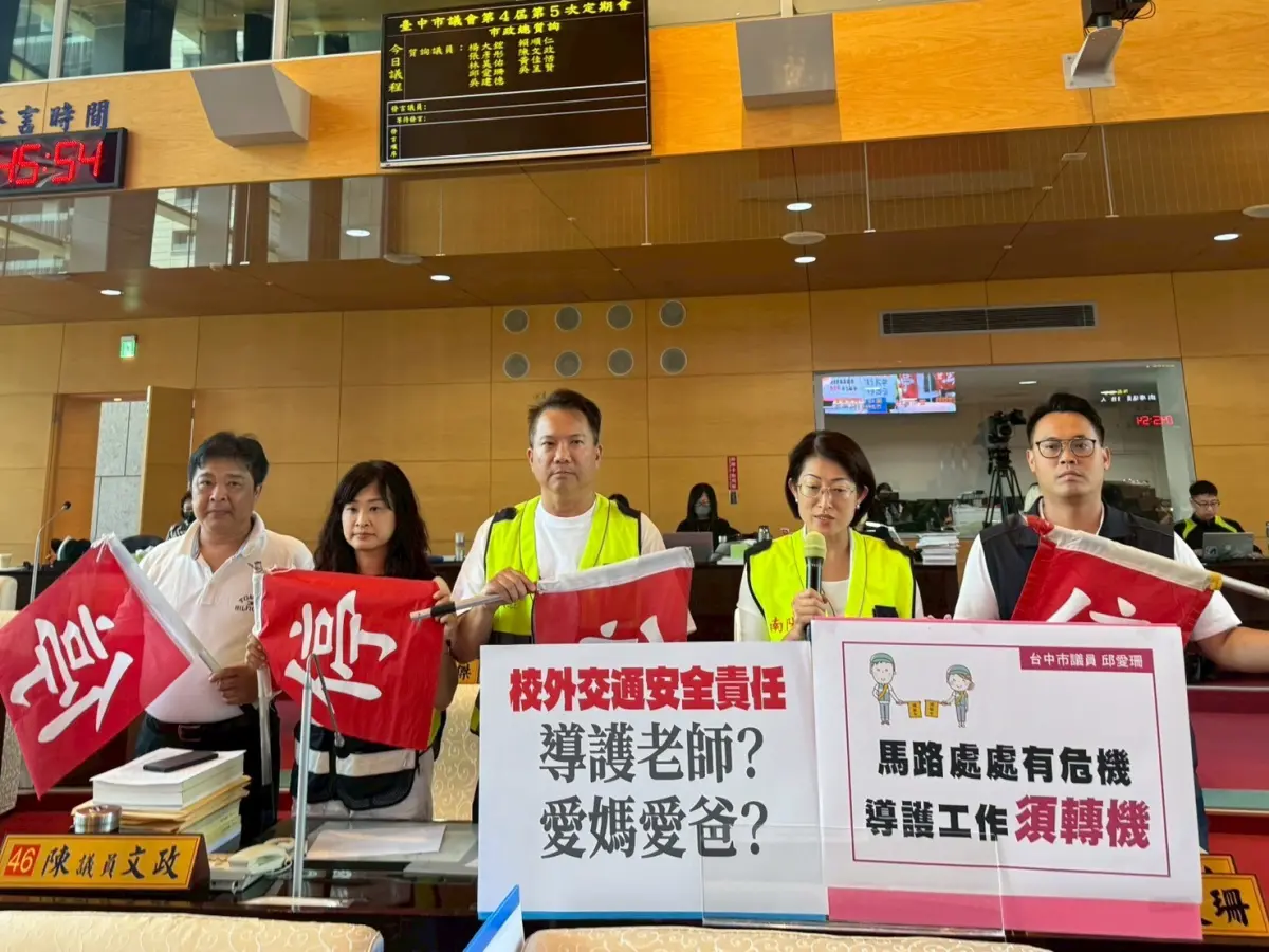 ▲議員楊大鋐、邱愛姍指出，校園上下學時段的交通指揮多由無公權力的導護老師與志工擔任，既缺乏專業訓練，又潛藏風險(圖／柳榮俊攝2025.6.10)