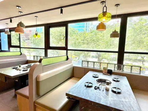 日賺上億元!王品捨千萬營收店開「新餐廳接替初瓦」:西門町吃到飽 ▲原「初瓦」位置享受大片窗景,綠意環繞的愜意用餐環境,如今開吃「原燒日式燒肉」。(圖/記者蕭涵云攝)