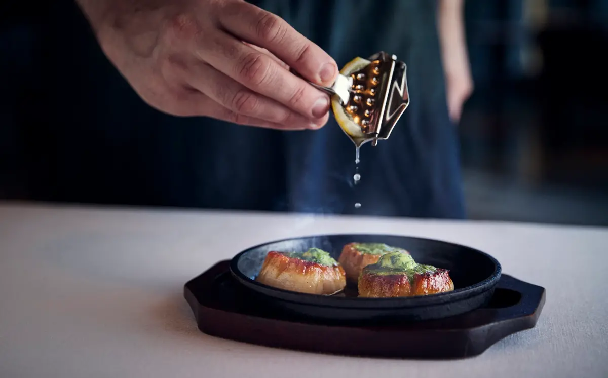 ▲東京君悅酒店The Oak Door牛排館主廚Tim Larimer或台北君悅酒店邀請來台，並帶來獲選「東京最佳蟹肉餅」的經典菜色「馬里蘭蟹肉餅」。（圖／台北君悅提供）