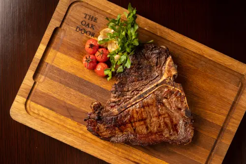▲The Oak Door牛排館主廚Tim Larimer客座台北君悅酒店，帶來菜色包含北海道F1紅屋牛排等菜色。（圖／台北君悅提供）