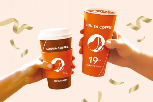 ▲6月消暑咖啡優惠一次整理！路易莎19週年「全飲品寄杯85折優惠」，6月早餐套餐紅茶憑黑卡加1元升級美式。85度C跨店取年中慶，指定咖啡「買4送2」。（圖／路易莎提供）