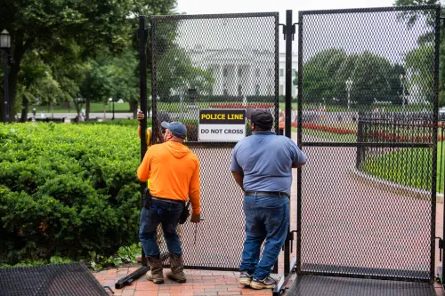 ▲美國總統川普即將在6月14日歡慶79歲生日，而當天也是美國陸軍的成軍紀念日，美軍當天將舉行閱兵遊行，白宮周圍已經設置防攀圍欄。（圖／美聯社／達志影像）