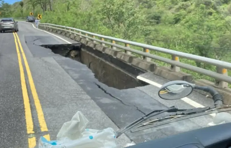 ▲屏東台9線南下443.6公里處，驚見一個超大天坑。（圖／翻攝畫面）