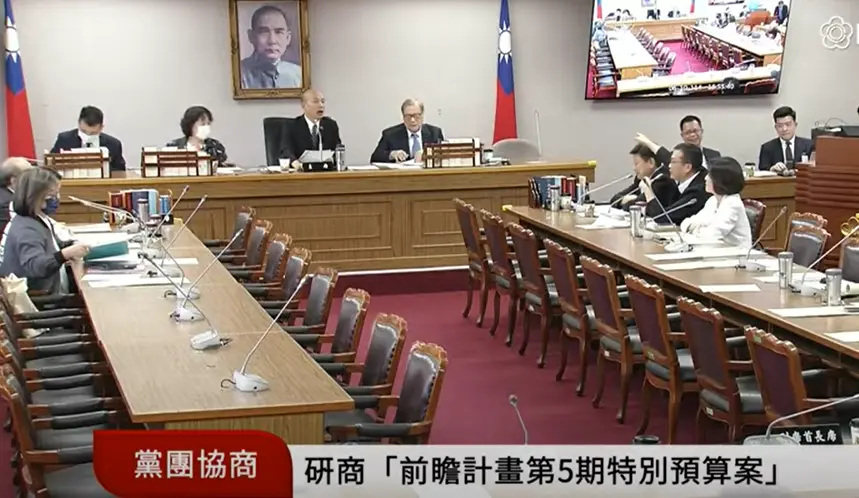 ▲羅智強與柯建銘為了通聯記錄互槓，韓國瑜在台上表情無奈。（圖／翻攝立院ivod系統）