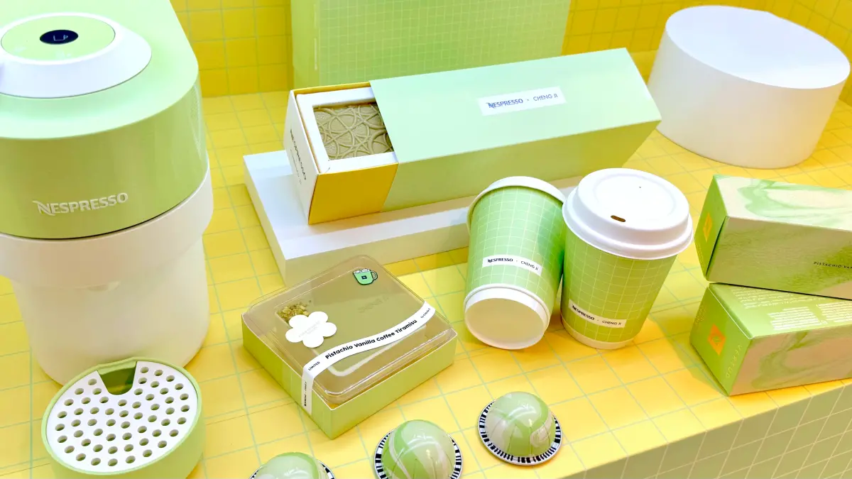 ▲Nespresso夏日冰咖啡回歸，聯名承繼CHENG JI開吃「開心果咖啡提拉米蘇」，外帶組合有「開心不焦綠冰拿鐵」。Mister Donut x PEANUTS史努比狗屋、糊塗塌客甜甜圈與周邊一覽。（圖／記者蕭涵云攝）