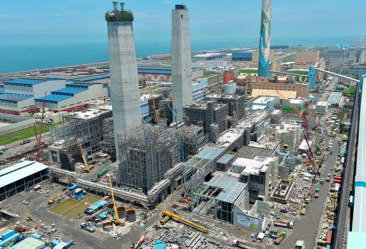 ▲台中電廠近年因苗栗通霄電廠更新燃氣機組得以減煤600萬噸，台中市府卡關台中電廠新燃氣機組15個月期間，由其他電廠扛下發電責任，圖為台中電廠新燃氣機組。（圖／台電提供）