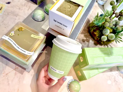 ▲Nespresso聯名承繼，開吃「開心果」咖啡聯名甜點，一片粉嫩綠色包裝有夠療癒。（圖／記者蕭涵云攝）