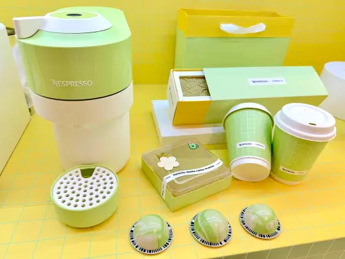 ▲承繼門市限定販售「開心加倍夏日外帶組合」250元，開吃「開心果咖啡提拉米蘇」單片裝及特製「開心不焦綠冰拿鐵」。（圖／記者蕭涵云攝）