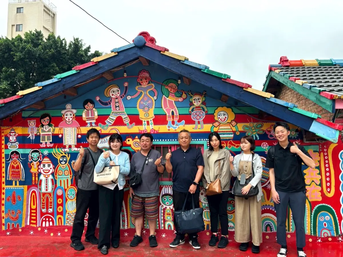 ▲彩虹眷村遠近馳名，圖為日本山梨縣富士河口湖町議員外川滿率團參觀。（圖／台中市政府提供，2025.06.10）